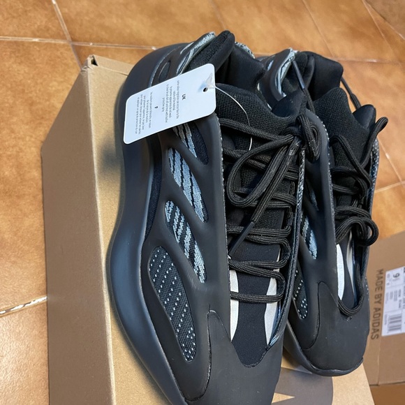 Yeezy 700 V3 - Picture 3 of 4
